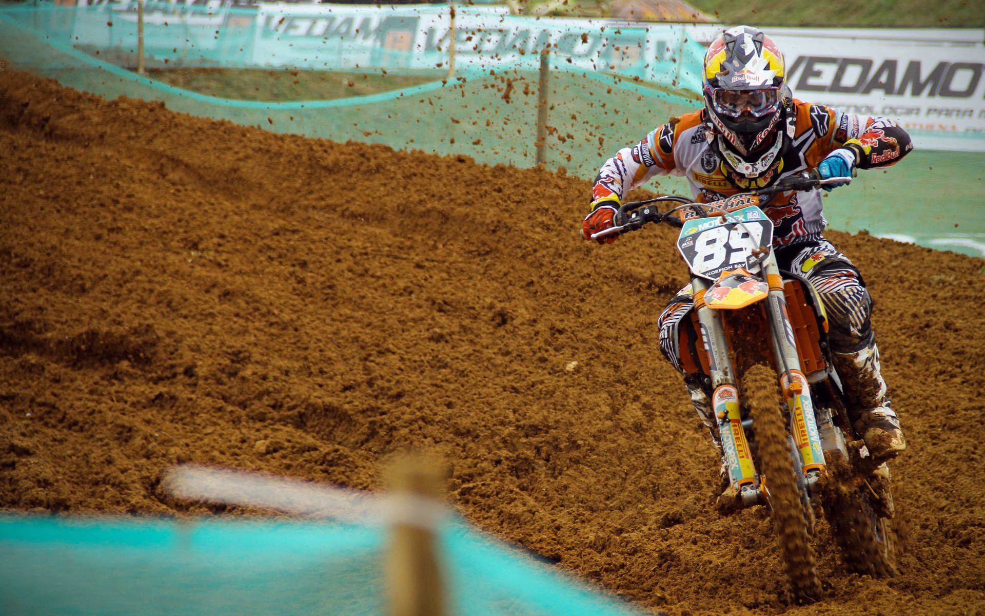 世界冠军许昕近况,现身迪士尼当“保镖”,妻子带俩娃锅盖头抢镜